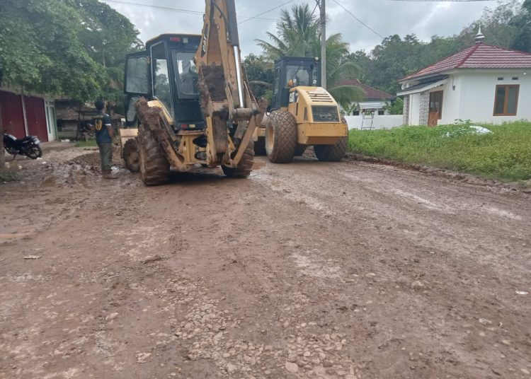 Hebat, Masyarakat STB Siapkan 112 Kubik Batu Crocos Dan 3 Unit Alat Berat