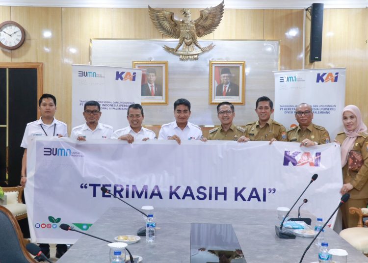 PT KAI Divre III Palembang Berikan Bantuan CSR 3 Unit Kontainer Sampah