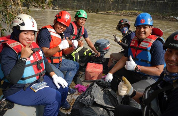 Jaga Lingkungan, Bukit Asam PTBA Ajak Masyarakat Bersih-bersih Sungai Enim