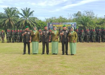 Sertijab Danyonif 141/AYJP Letkol Inf Syurya Dharma kepada Letkol Inf Ratno Edy Putra